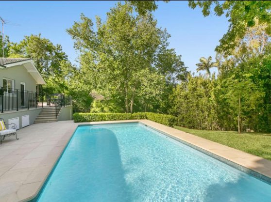 JessicaBWH's tweet photo. Pool party at mine this summer🙋 can't wait for Sydney in September ✈️ https://t.co/wLcp349bjm