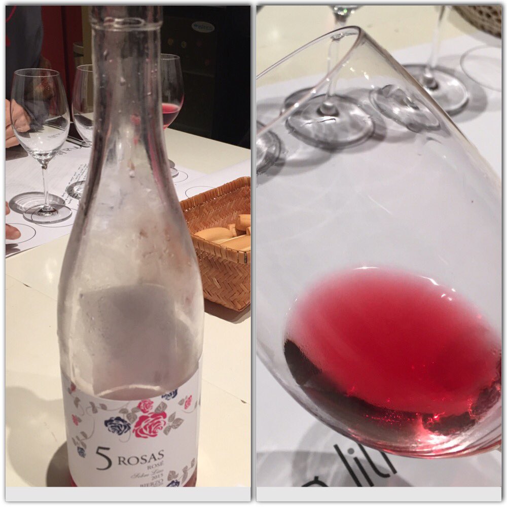 conchadeviaje's tweet photo. @VINALITI @GastrotecaRojo Vino rosado Cinco rosas , buenísimo para un buen risotto #miscatas #vinos #vinoteca https://t.co/6tk3xP2K9w