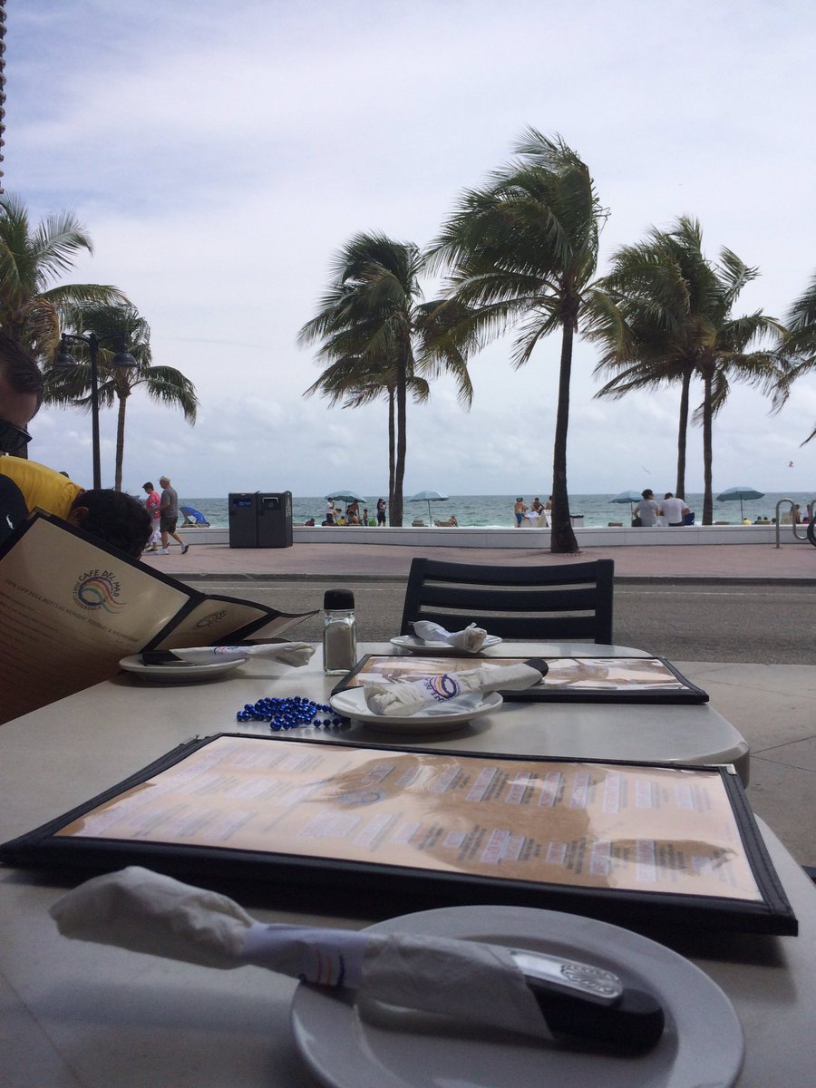 kirbybuckets24's tweet photo. Lunch on the beach with the boys! @gski13 @DJD6334 @TJee25 @wiggly18 #Changsgang https://t.co/N7Ryv8QiCK