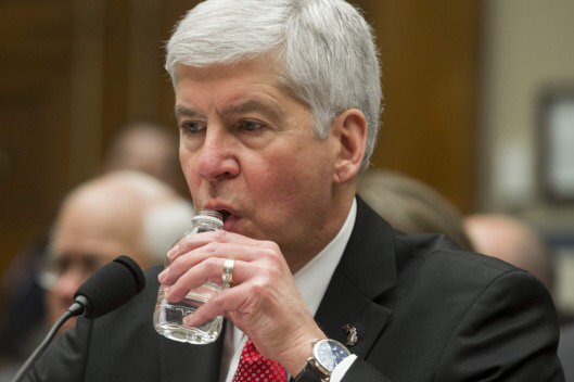 nikki_newport's tweet photo. @FlintMichigan you should have bottled your water for the hearing. #cleanwater https://t.co/RQ00XydJTe