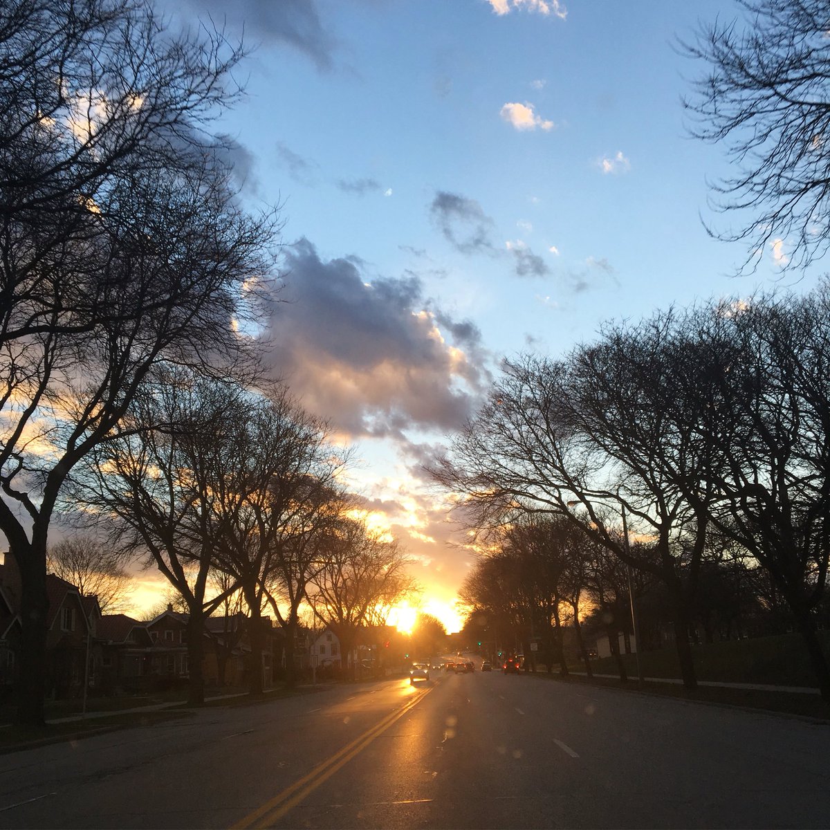 saraandkenny's tweet photo. Tonight @GroppisMarket 5:00-7:00pm!

#sunset #humboldtpark #milwaukee https://t.co/5a1qSYQ4cA