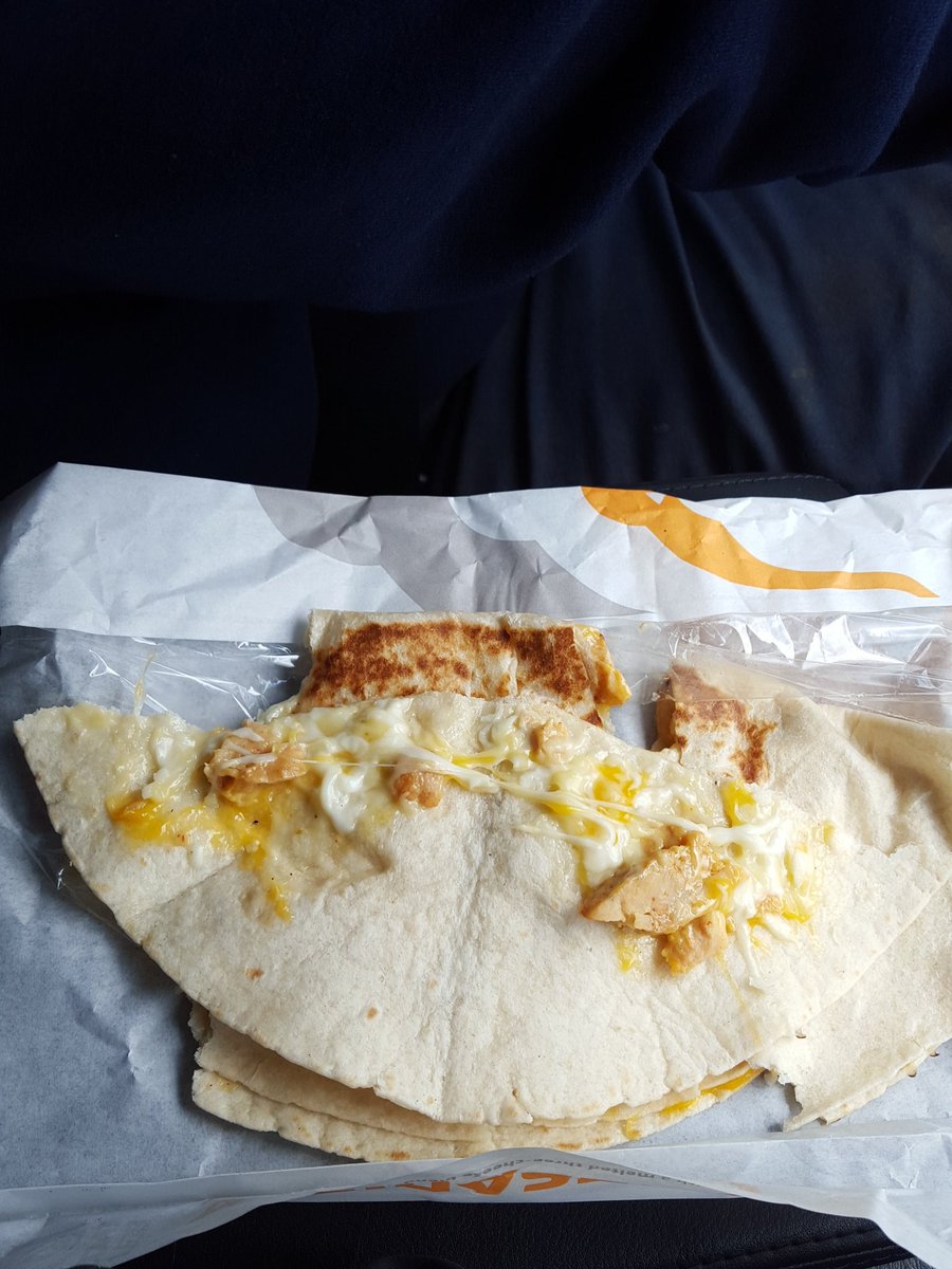AmandaMaxwell18's tweet photo. @tacobell chicken and cheese quesadilla...
#tacobellfail #budgetcuts?! https://t.co/FbhVgWIQqe