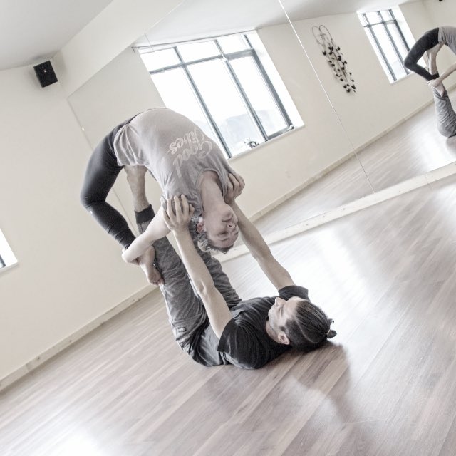 mothermother's tweet photo. Perspective change is good. Turn your world upside down. #mmdailydose #acroyoga #newperspectives @JasminParkin https://t.co/zv9uiBDISl