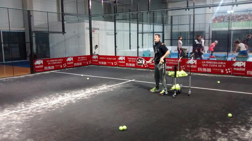 .<a href="/CCalneggia/">Cristian Calneggia</a> dando clases de movilidad y desplazamientos en ataque y defensa @skollpadel <a href="/PADELPLAZA/">PADEL PLAZA INDOOR</a> #padel