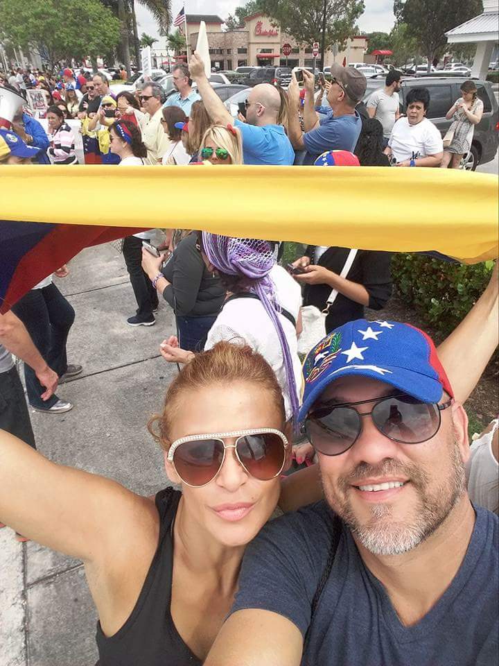 lourdesubieta's tweet photo. Protesta contra Spa d ex diputada chavista Iroshima Jennifer Bravo en #Doral congrega mas d 200 personas #miamidade https://t.co/O9fout8fjC