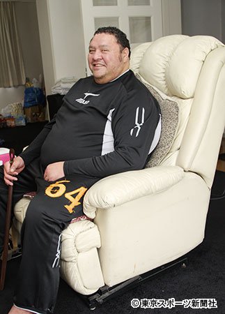 Besides Giant Baba's Cadillac Akebono now owns Baba's sofa too. It was a Christmas gift from Andre the Giant in 1992