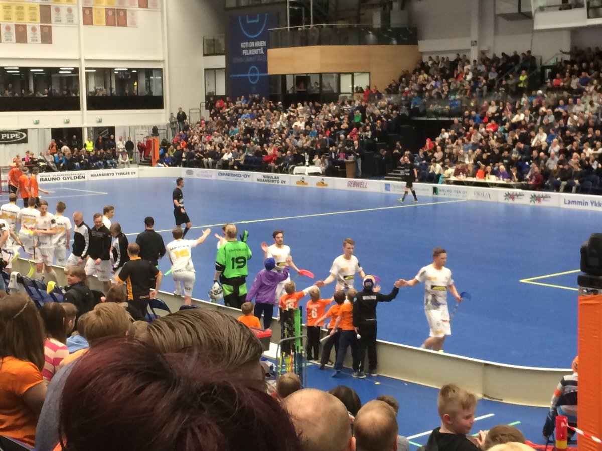 NiklasKoukku's tweet photo. Tilanne 2-8 ja @LaSBedustus junnut on jo menettäny uskon omiinsa ja läpyttää @steelersjsb pelaajia maalin jälkeen. https://t.co/m8u8Oi35uv