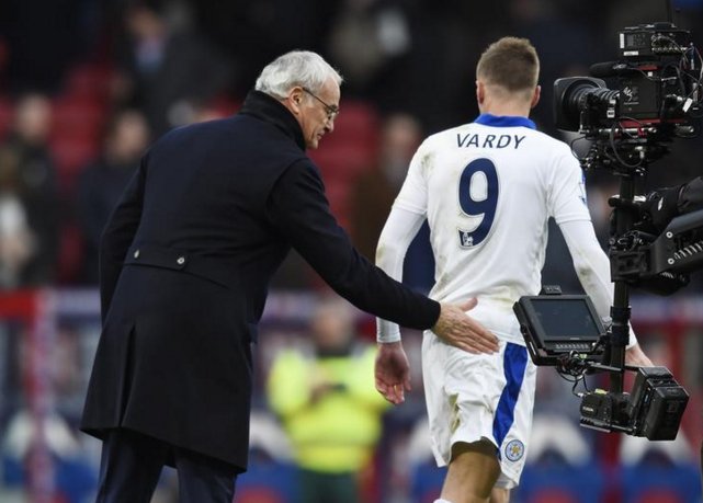 itvfootball's tweet photo. Eight points clear = a pat on the bum from Claudio. https://t.co/kw92k6O4TN