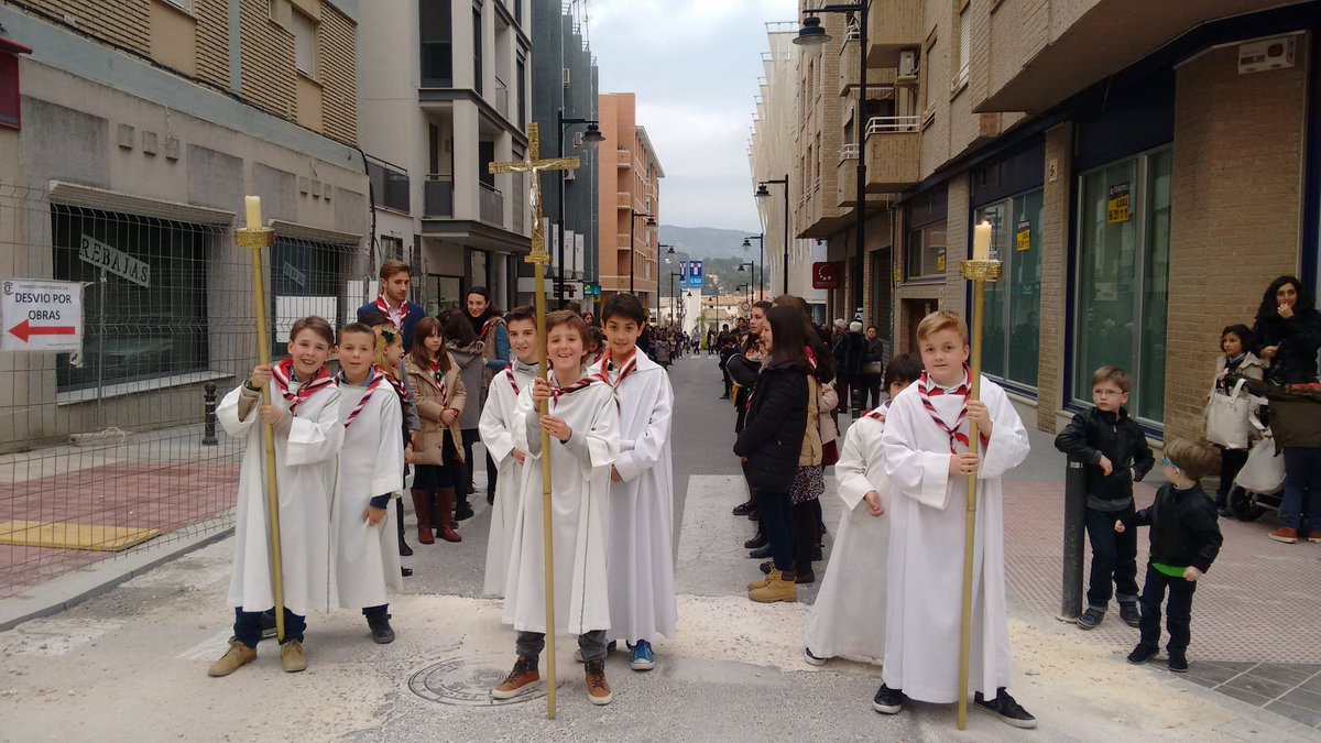 JSantJosep's tweet photo. Els @JSantJosep acompanyem al nostre patró en la processó pels carrers del barri. #FallesJSJ16 #SantJosep https://t.co/CxgyagJUKq