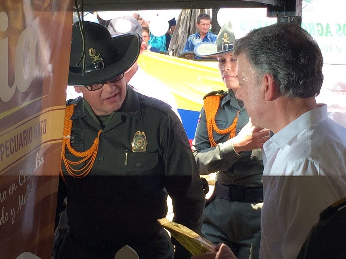UnidosEnRegion's tweet photo. En #Barichara @JuanManSantos visita el #MercadoCampesinoVial  de @CarabinerosCol  en compañía del @MinHacienda https://t.co/pPM23Kn9J1