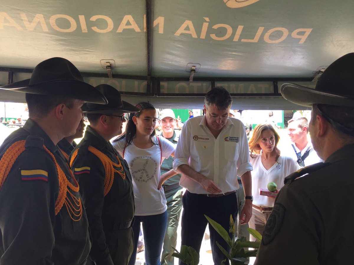 UnidosEnRegion's tweet photo. En #Barichara @JuanManSantos visita el #MercadoCampesinoVial  de @CarabinerosCol  en compañía del @MinHacienda https://t.co/pPM23Kn9J1