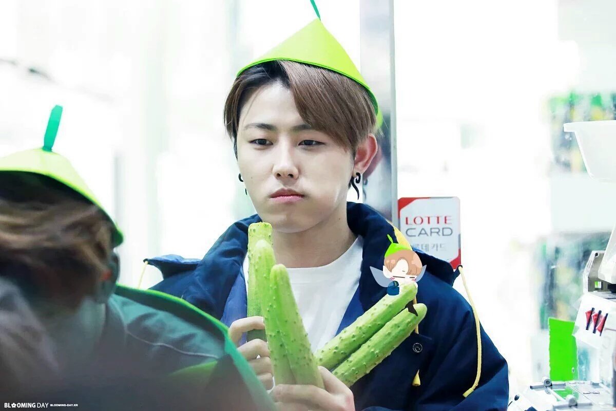 Blockbderp's tweet photo. Esperando a que Block B saque el single. https://t.co/toO4pCVvS4