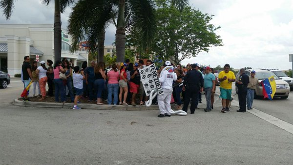 maciasjaime's tweet photo. "@AnonymousVene10: Por Saboteo Derecha Imperialista queda SUSPENDIDA LA INAUGURACIÒN del PSUV SPA https://t.co/XSOdl8z2Qp @ReinaldoProfeta