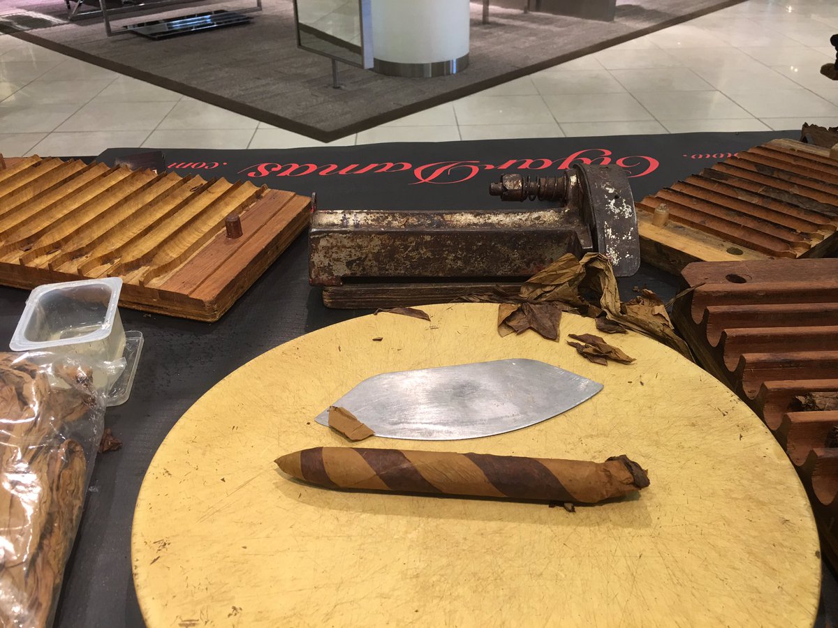 RollersCigar's tweet photo. @CigarDamas @saksfifthavenue #departmentstores #menclothes #cigarrollers #southcoastplaza https://t.co/C3gsKoy6Fv