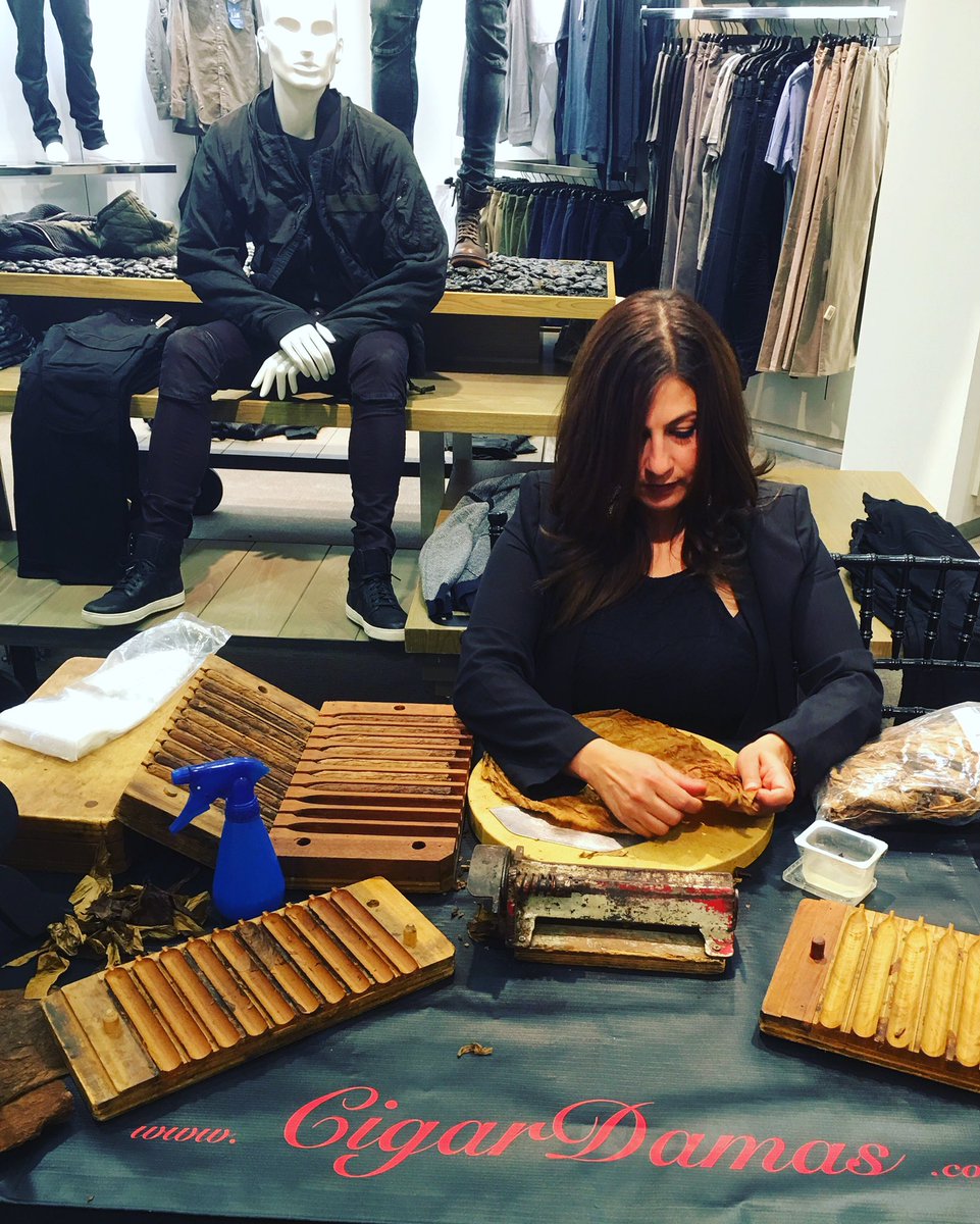 RollersCigar's tweet photo. @CigarDamas @saksfifthavenue #departmentstores #menclothes #cigarrollers #southcoastplaza https://t.co/C3gsKoy6Fv