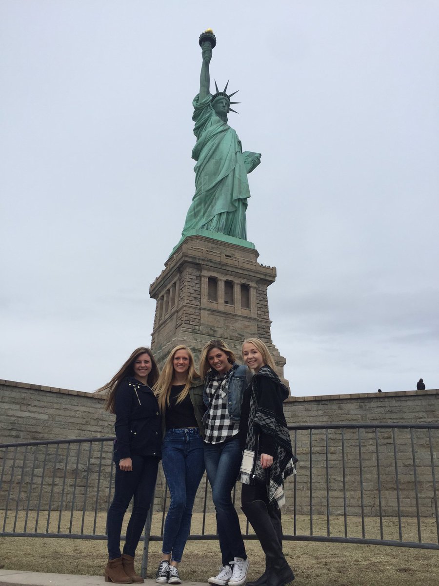 IOWACHEER's tweet photo. Visiting the sites of #NYC #StatueOfLiberty #HawkeyesInNYC #NCAATOURNAMENT @TheIowaHawkeyes https://t.co/XHRVRdaRAd