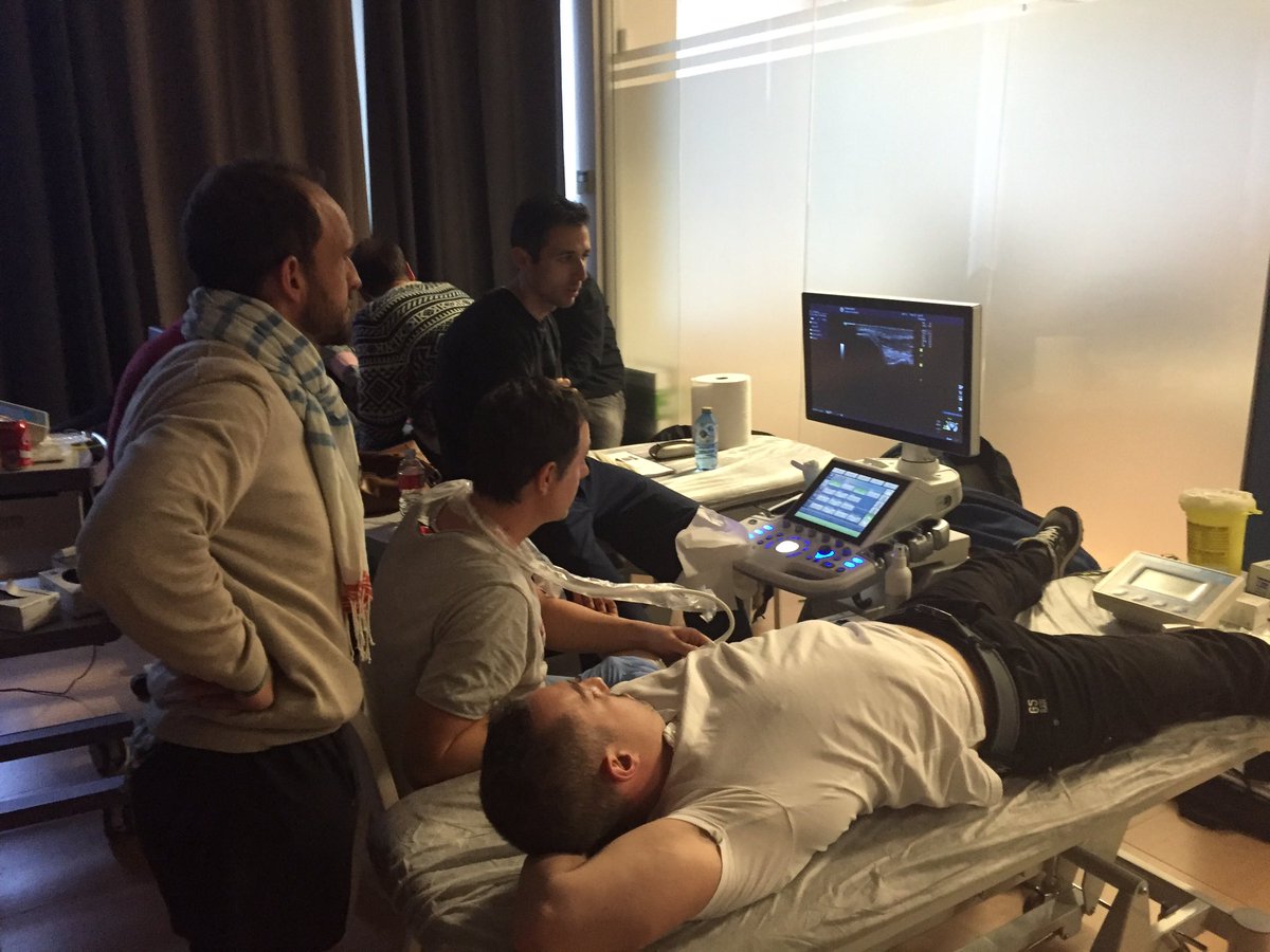 ElectrolisisP's tweet photo. Demostración y práctica de los alumnos #abordajes en #tendinopatia del tendón conjunto #epicondilomedial del codo https://t.co/sgEXa3A2fL