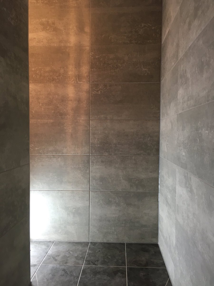 dmuttentiling's tweet image. Wet room completed this week with @BALtiling micromax gunsmoke grout and @GenesisAPS bright silver trim! #tiling