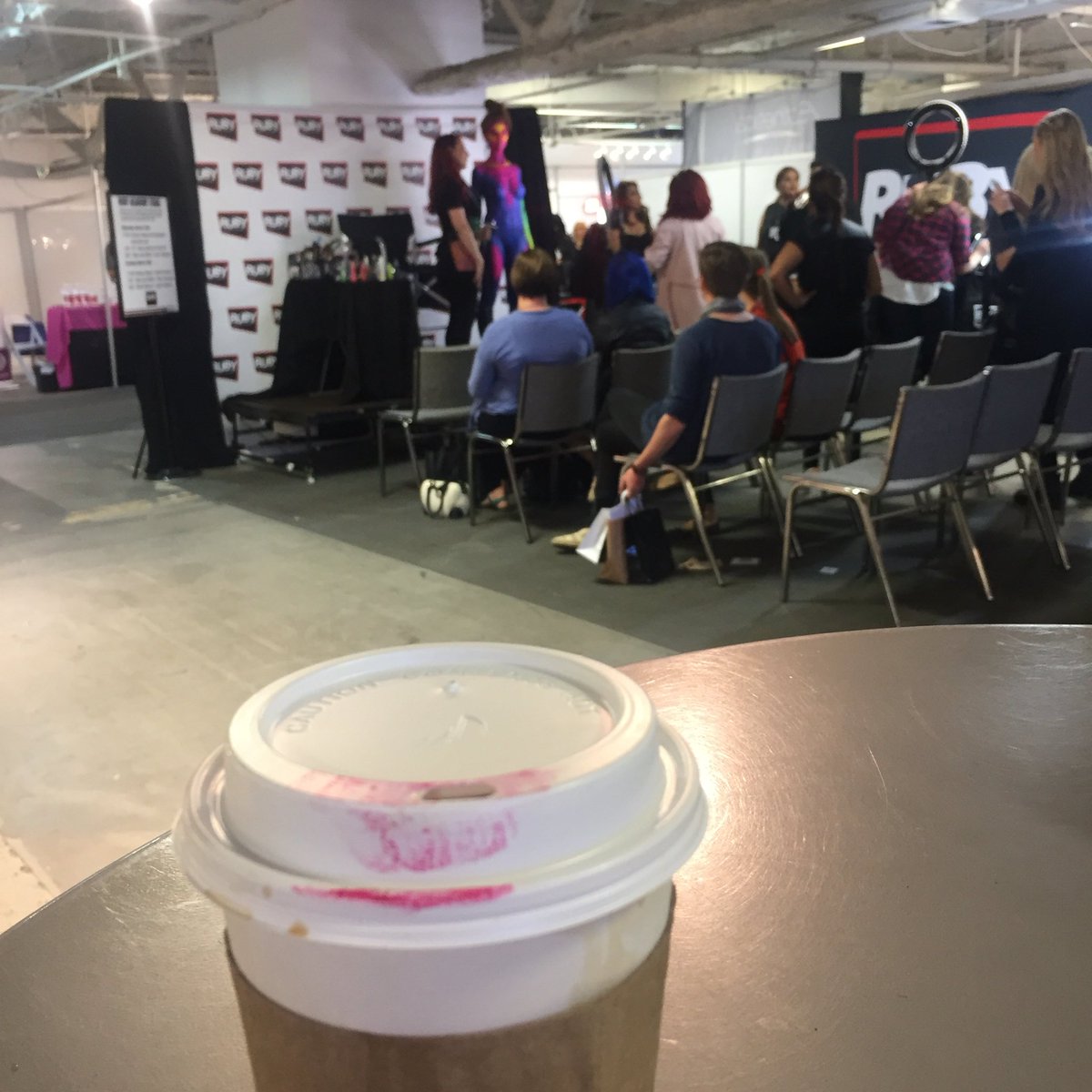Lozza666's tweet photo. #lamakeupshow #makeupartist #rubyacademy https://t.co/f0OliR95dX