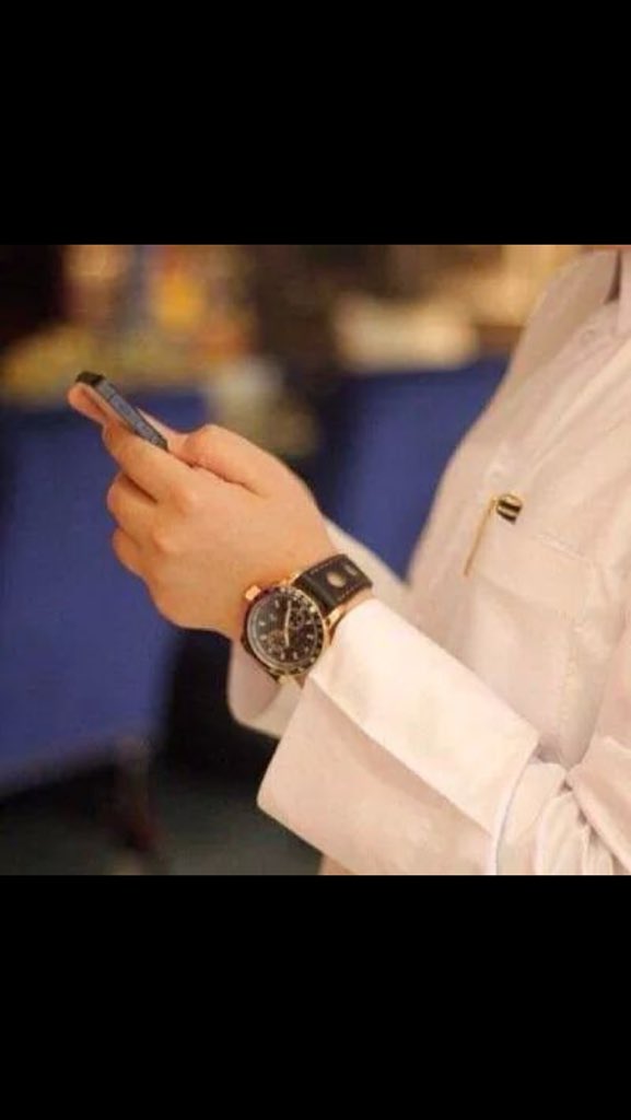 ويل حآلي يوم جآبولھ طوآري
قمت أضيّع بٱلگلآم وضآع لوني

جيت أدوّر عذر واثْر العذر عآري
يوم كلّن نآظره دآخل عيوني