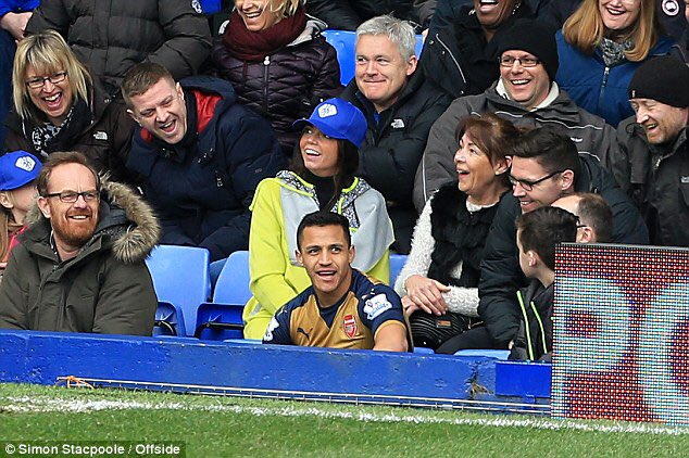 Gary_Lucy's tweet photo. Everton fans showing their class today .. Not one aggressive face towards opposition player ... typical scousers X https://t.co/lqXh09tfXW