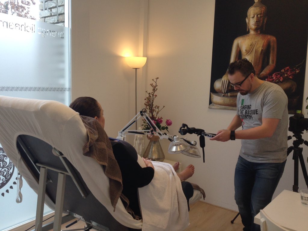 Leuke ochtend vandaag! Opnemen promofilm door <a href="/byuncomplicated/">Frank Hielckert</a> #acupunctuur #A4V #vrouwen