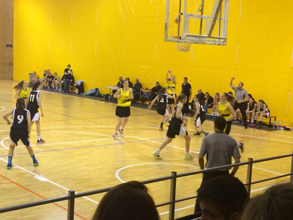 fem2000almeda's tweet photo. Victòria a la pista de @BagesFemeni2000 54-68 @BasketAlmeda #forçaequip #amuntPaula https://t.co/Rds9T005jd