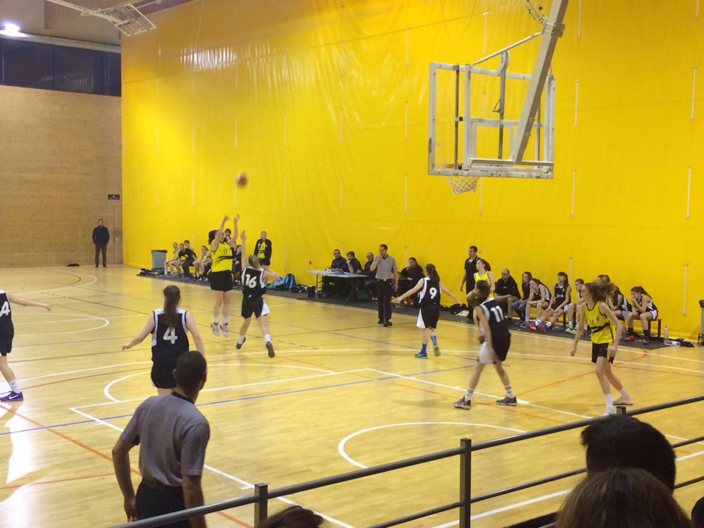 fem2000almeda's tweet photo. Victòria a la pista de @BagesFemeni2000 54-68 @BasketAlmeda #forçaequip #amuntPaula https://t.co/Rds9T005jd