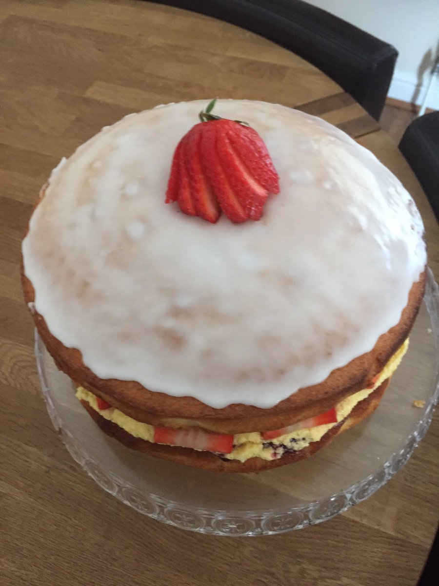 JoGreen1982's tweet photo. Baked a cake 👍🏻 https://t.co/pjZ1KyT3Yw