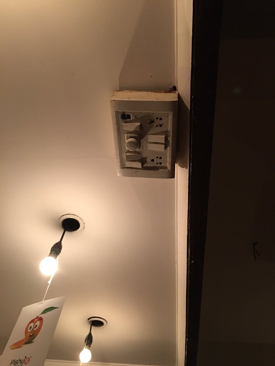 moojicwaala's tweet photo. So I found the switches on the ceiling at one restaurant today! Interesting placement! https://t.co/jdEx466zXr
