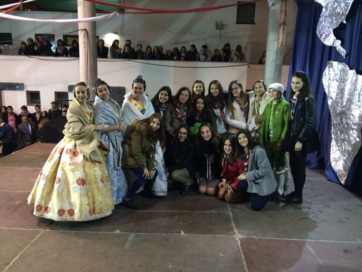 JSantJosep's tweet photo. La festa continua! Arrimeu-se al pati per gaudir de la Cremà! #FallesJSJ16 https://t.co/9uU0aPwTNP
