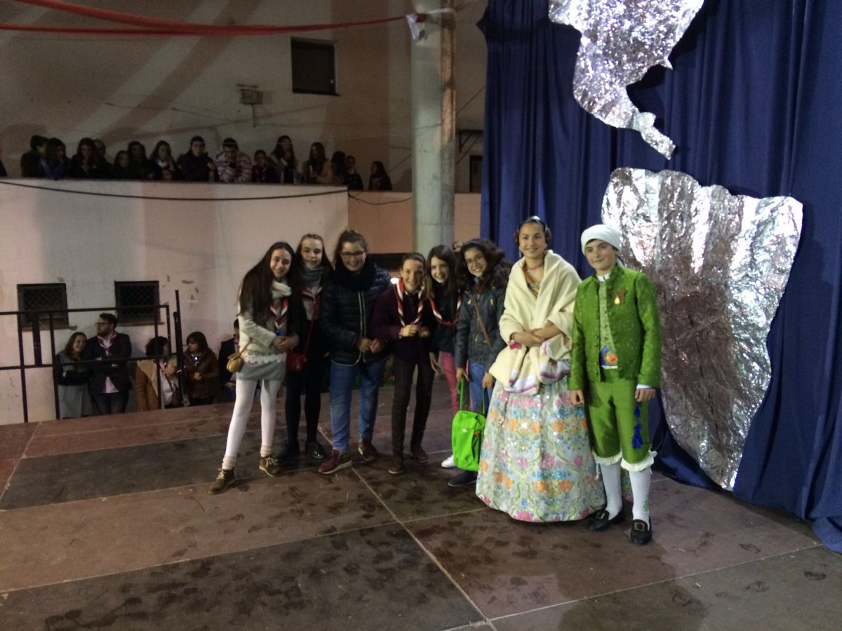 JSantJosep's tweet photo. La festa continua! Arrimeu-se al pati per gaudir de la Cremà! #FallesJSJ16 https://t.co/9uU0aPwTNP