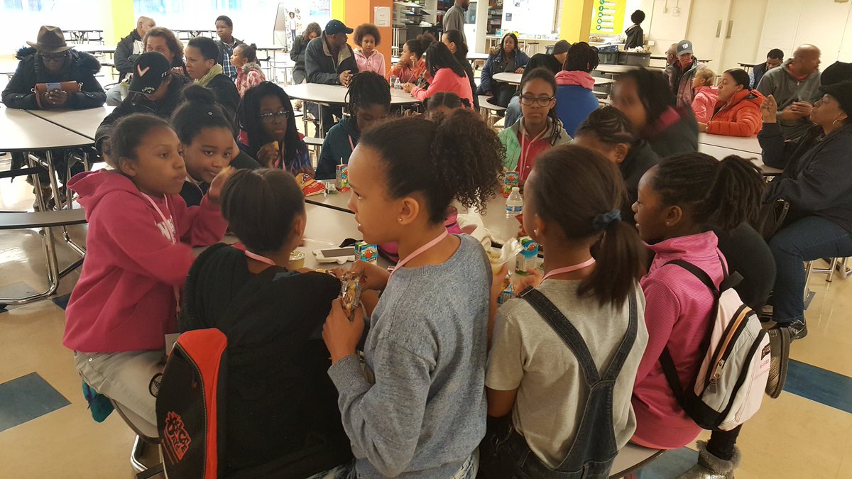 volunteerBGCDC's tweet photo. #TechDivasDC quick snack break b4 presenting #BGCGame in a day 2016 #BGCDC @BlackGirlsCode @CapitalCityPCS https://t.co/5rJf5Il2xV
