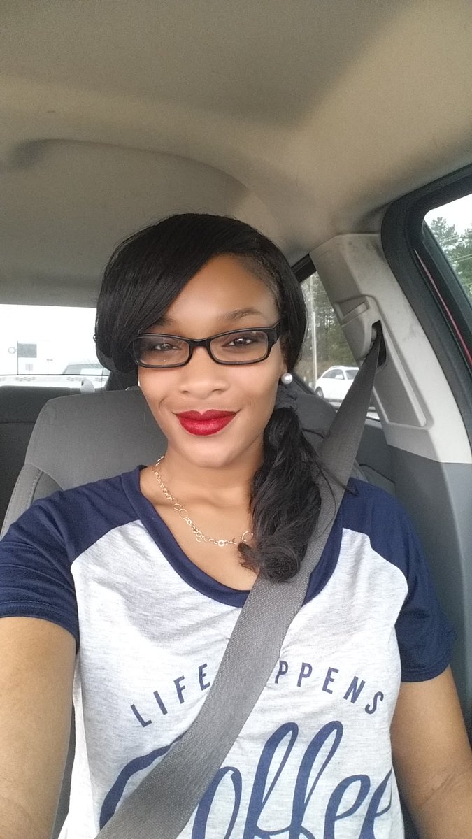 Rockstarr_B's tweet photo. #NoFilter just me and my #kaoirShowstopper #MatteRedlipstick #Mattes #Cutie naw she a #Beauty https://t.co/PzrhuqsJO4