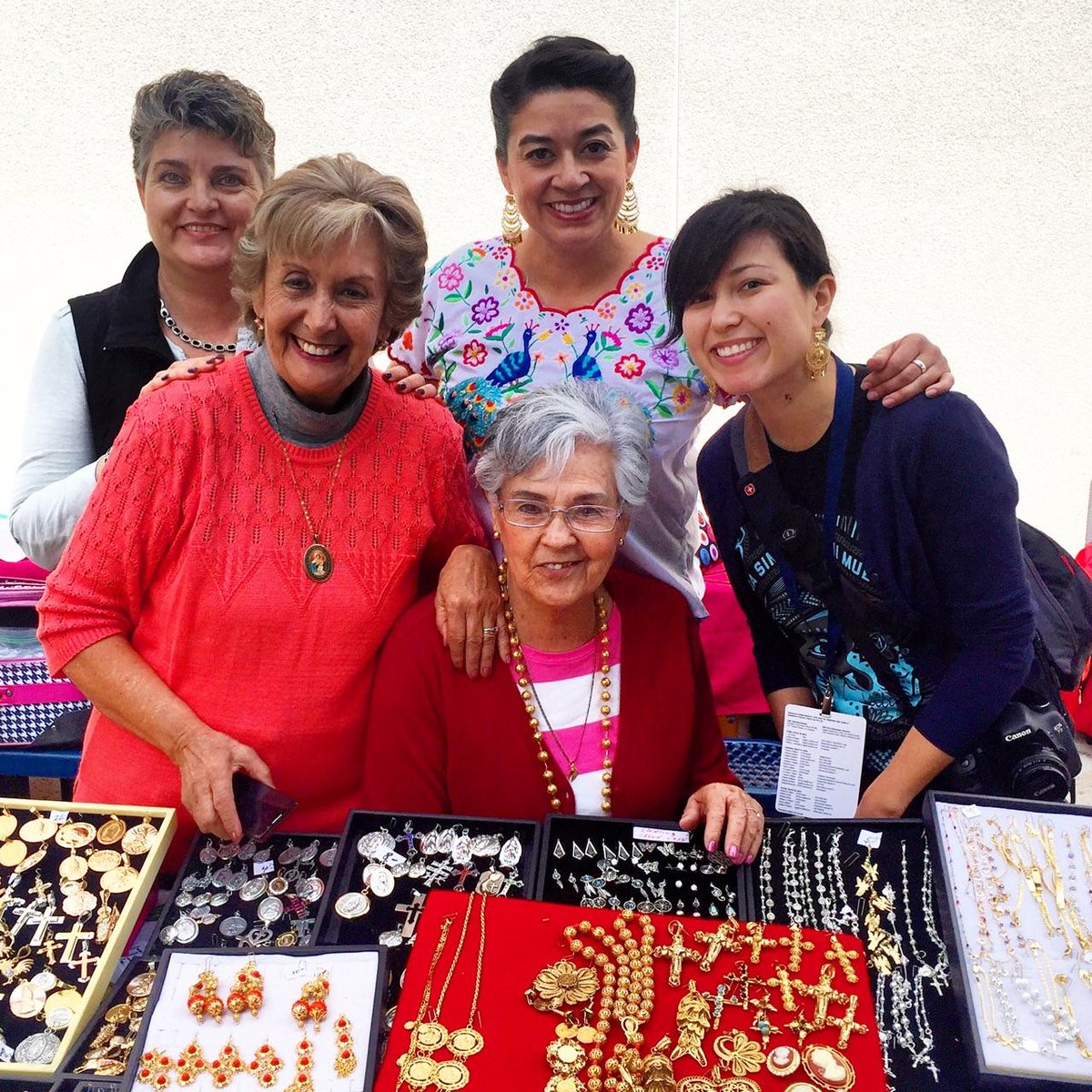 Duf_folklorico's tweet photo. #DUF media team and @Smithsonian_LVM  interview Texans Araceli and her team who share Folklorico jewelry! #DUF2016 https://t.co/dG5EMwTph1
