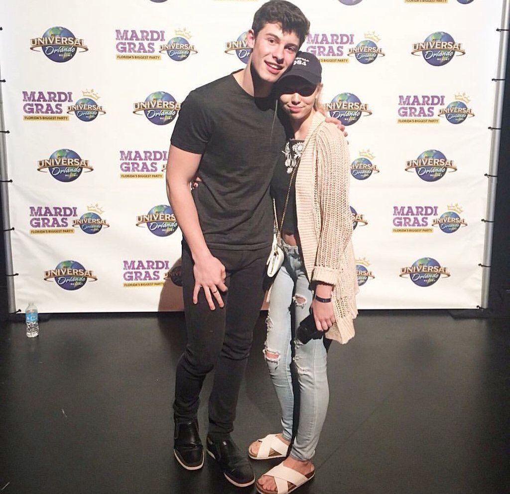 Smendes_updates's tweet photo. Shawn with a fan backstage earlier today in Orlando, FL. https://t.co/qdDDxg4S4G