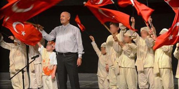 Ensar Vakfı 'tanımıyoruz' dediği tecavüzcüyü sahneye çıkartmış 
karsigazete.com.tr/gundem/ensar-v… …