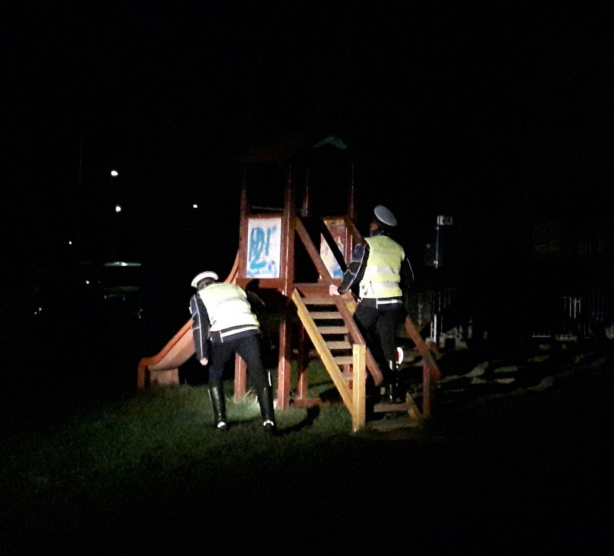 PLdelFrignano's tweet photo. #nightshiftPM controllo giardini pubblici per segnalazioni di persone sospette. #laPMcè https://t.co/88BVE3uWuI