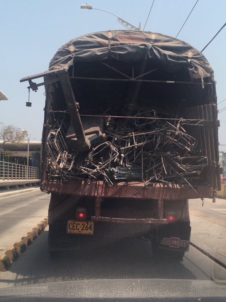 slobar3's tweet photo. @TransitoMebar más control a este tipo de conductores esto ocurrió en la CRA 46 con calle 30 bquilla. https://t.co/EWUhdD23g9