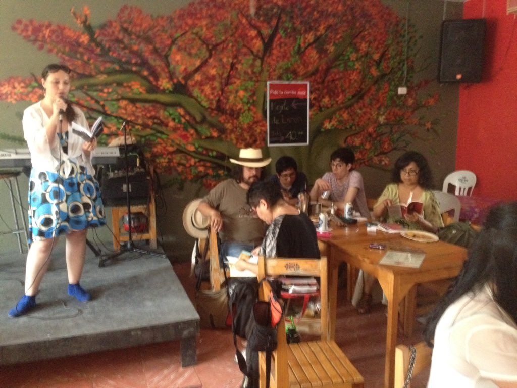 hcabanas's tweet photo. Leyendo poesía en @cardenalcantina con los amigos del @CodigoAbiertoTC y el CLAP https://t.co/lt6sBbRvdR