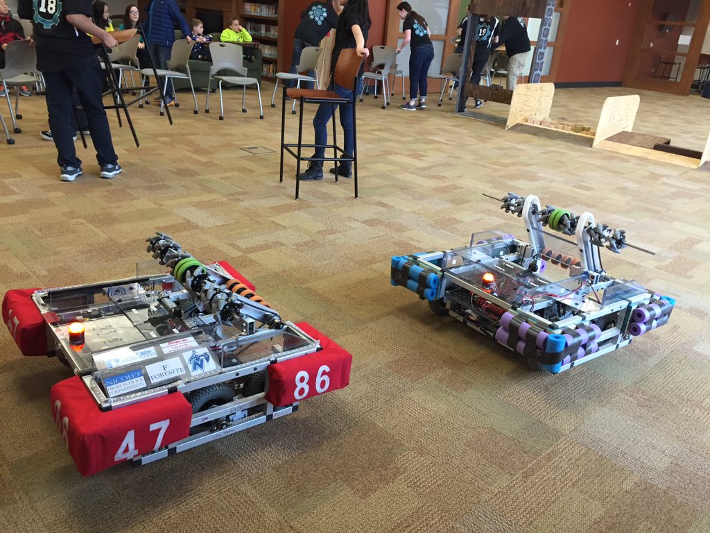 4786nicoletfear's tweet image. Our robots this year, Bruiser and Sir Lancebot #robotdemo