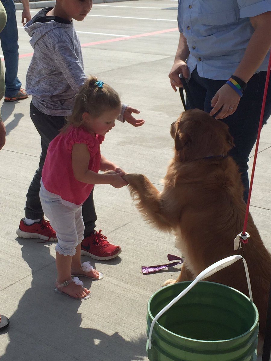 We are hanging out at the grand opening of <a href="/Cabelas/">Cabela's</a> in League City, TX! Come shake hands with #MillerThyme!