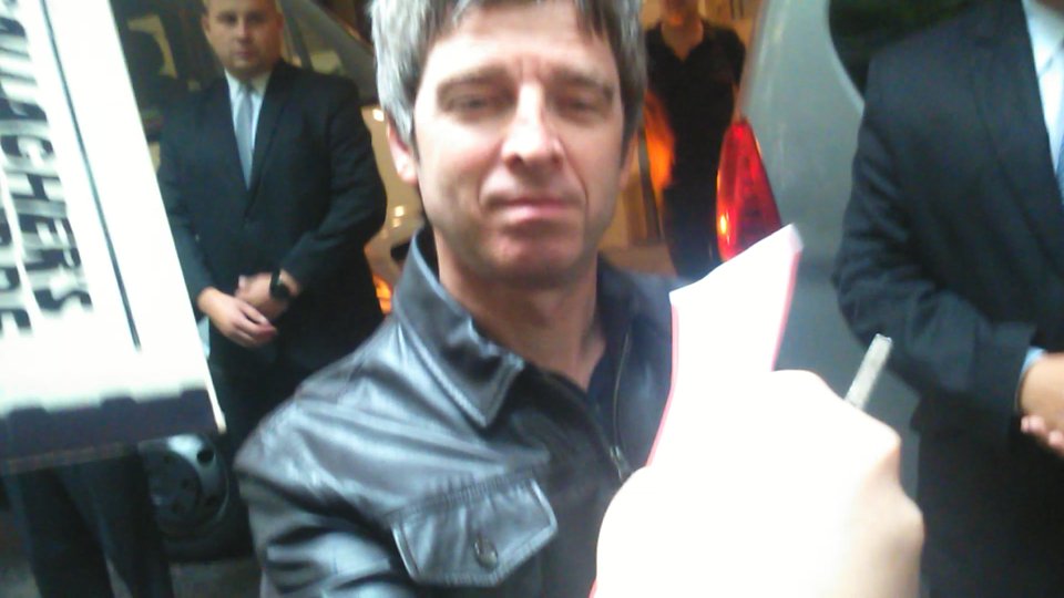 thebottlevan's tweet photo. NOEL GALLAGHER PIDIENDOME EL CD FIRMANDOLO Y DEVOLVIENDOMELO NO LO PUEDO CREER https://t.co/oSYMxu3Kk5