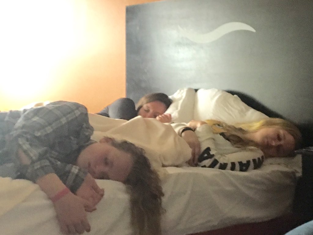 MasonExtinction's tweet photo. schweepy babies post #icebowl2.0 https://t.co/bWZVigHpiT