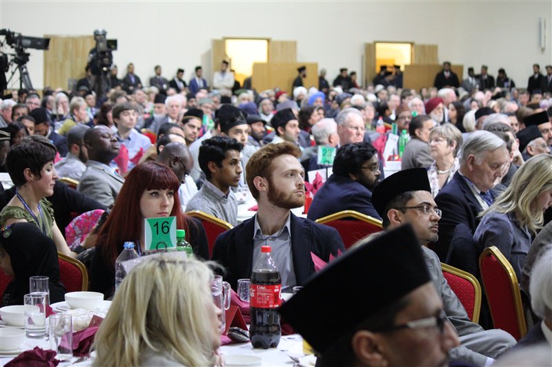 AhmadiyyaUK's tweet photo. A captivated audience listening to Huzoor's speech on Justice: The Foundation for Lasting Peace.
#PeaceSymposiumUK https://t.co/8jFRc7Q2QE