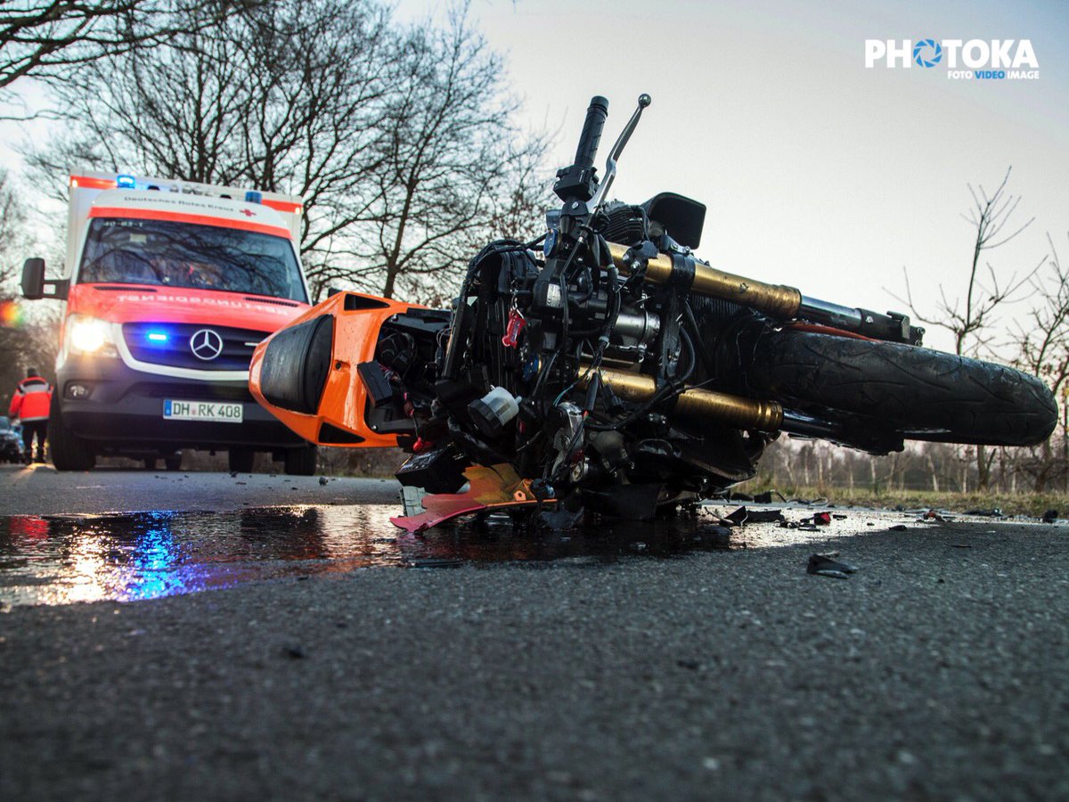 Photoka_de's tweet photo. Die #Bikersaison startet wieder. 19 Jähriger erleidet schwerste #Verletzungen. #bike #rtw #crash #unfall #polizei https://t.co/3UZ1MVwFpd