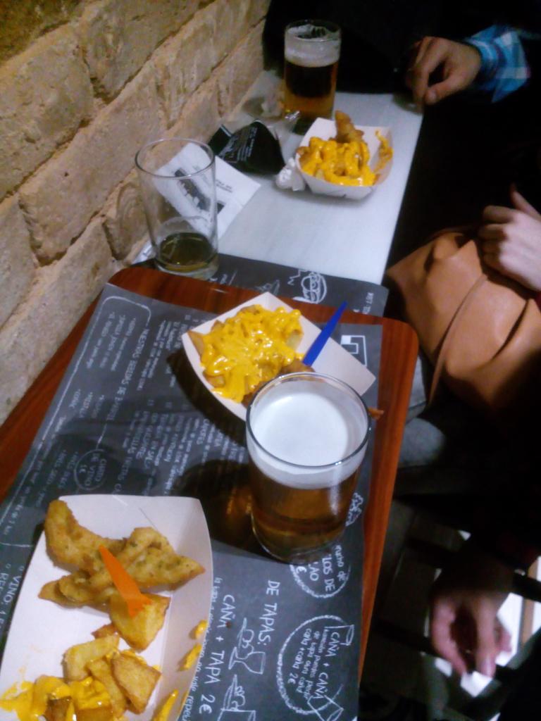 josema1337's tweet photo. De tapeo nocturno con @JuanituLR @raspujo @saidara @javifg95 https://t.co/4kcQsfRVYM