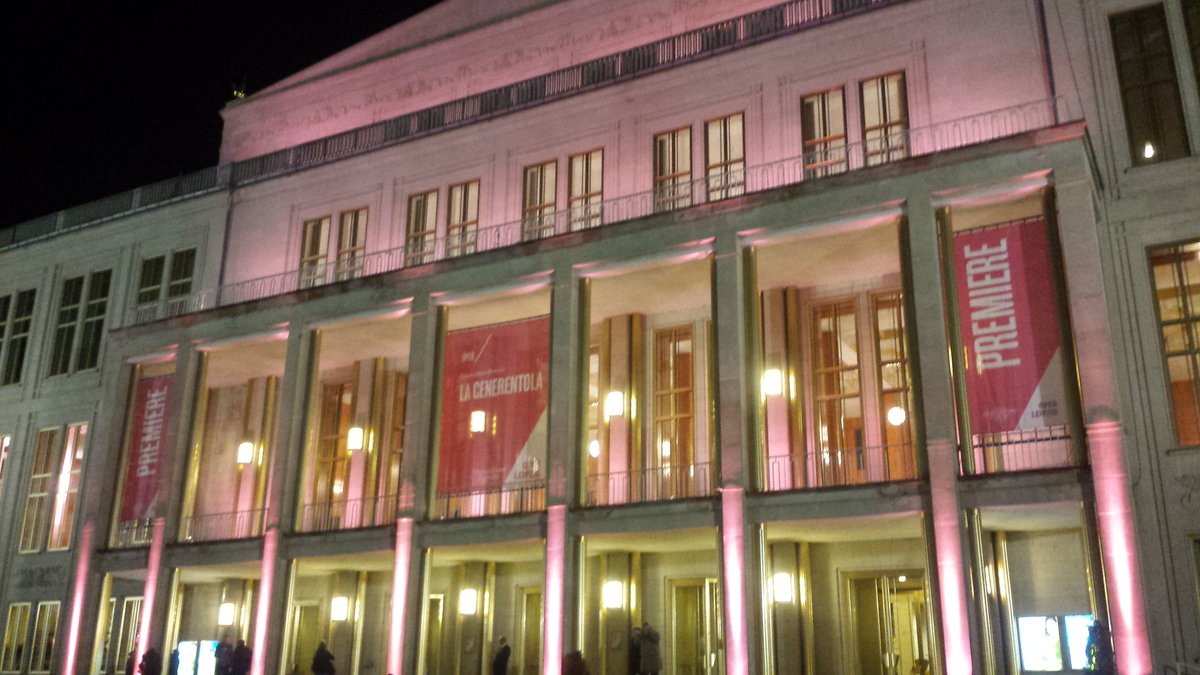 PiaKafanke's tweet photo. Fazit:
Klasse Musik! Tolle Inszenierung! Sehr schöner Abend!
Aber zum Schluss etwas in die Länge gezogen😌
#LEtwOper https://t.co/v9e5mHMBlB