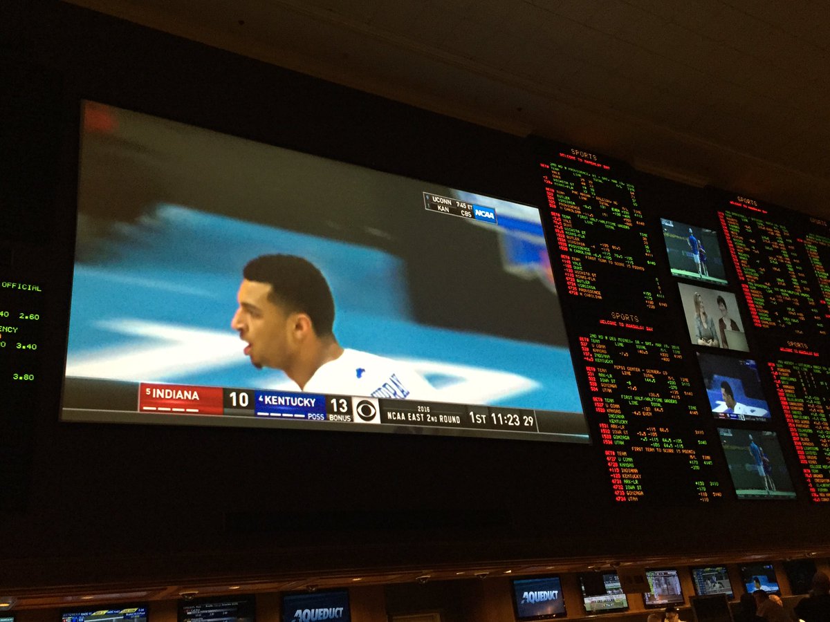 katebuckley1's tweet photo. Nailbiter!! #Kentucky #KentuckyvsIndiana #weareUK #BBN #4thGenAlum https://t.co/GPQjXJLLjT