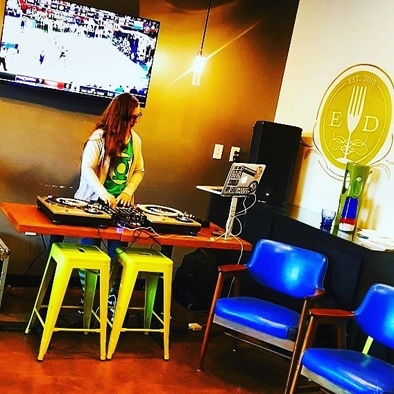 eatplusdrink's tweet photo. Tonight! We're kicking it with @DJKtKiwiH &amp; loving #marchmadness   with drink specials! #gohoosiers #godawgs #indy https://t.co/aTqNZeLdCH